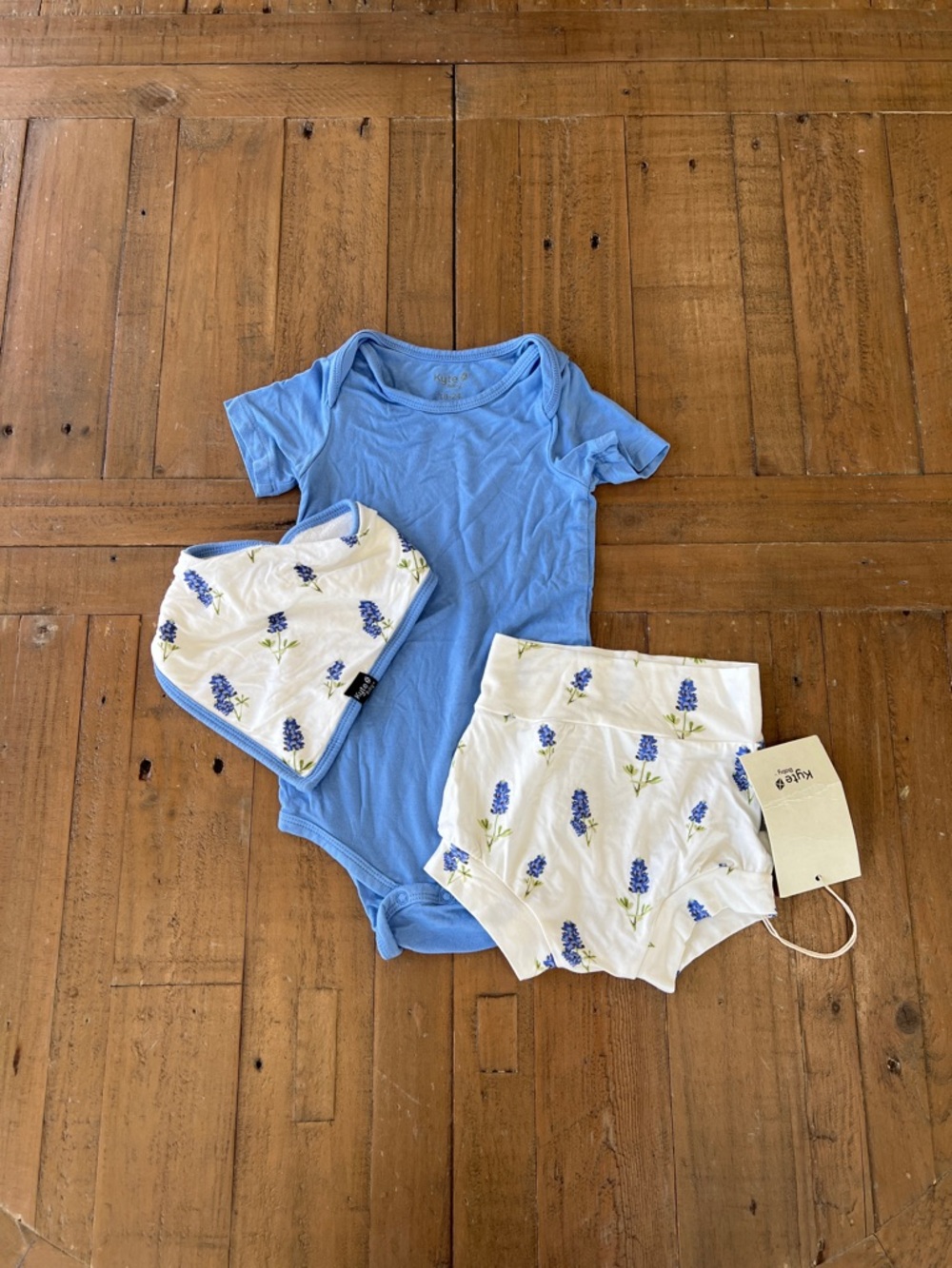 Kyte baby bamboo 3 piece set bundle blue bodysuit floral shorts and bib 12-24 m